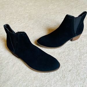 Cutie booties for your footies! Brand new and never worn.